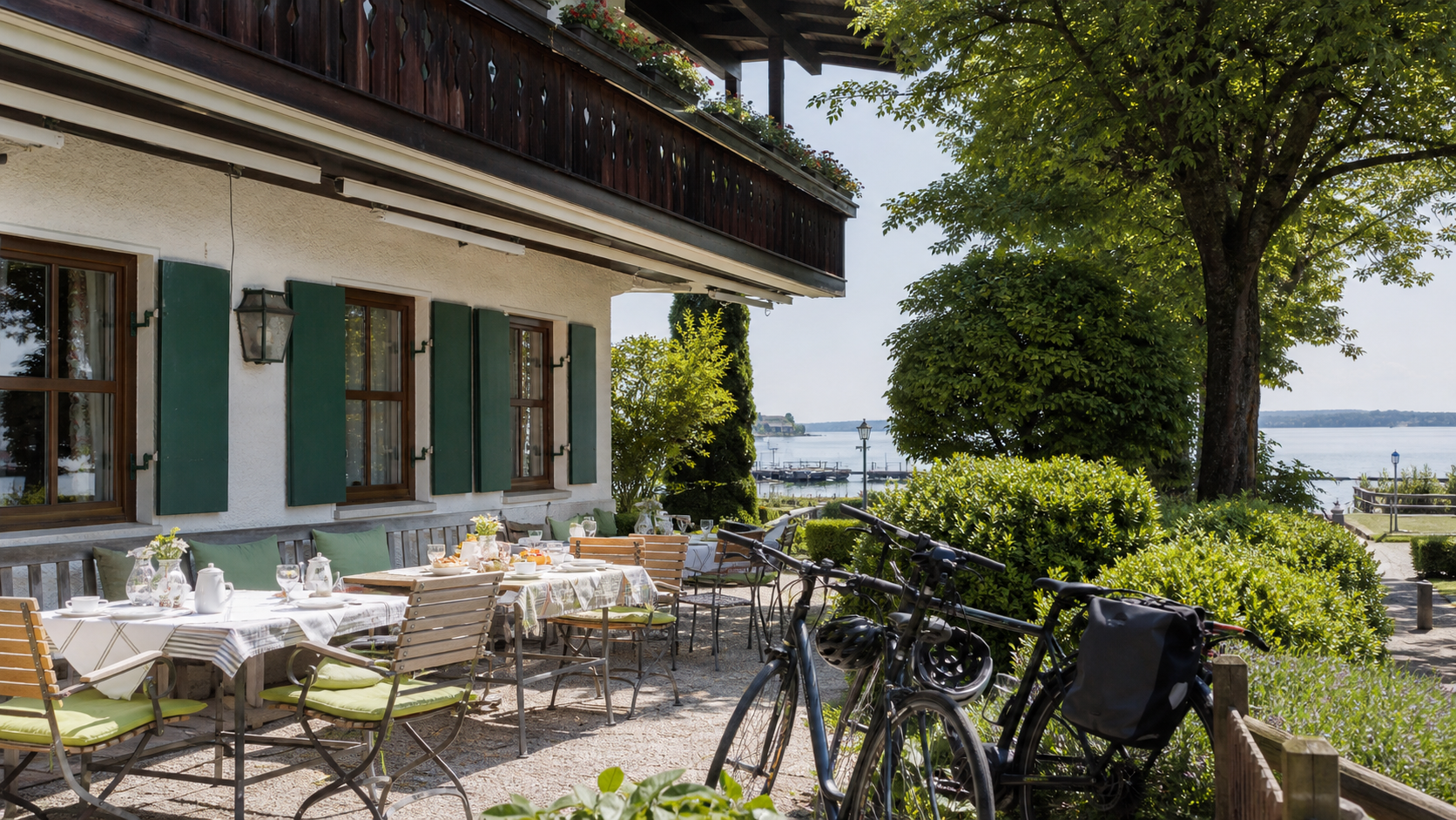 Terrasse einer Unterkunft am Chiemsee mit Fahrrädern und Blick Richtung See