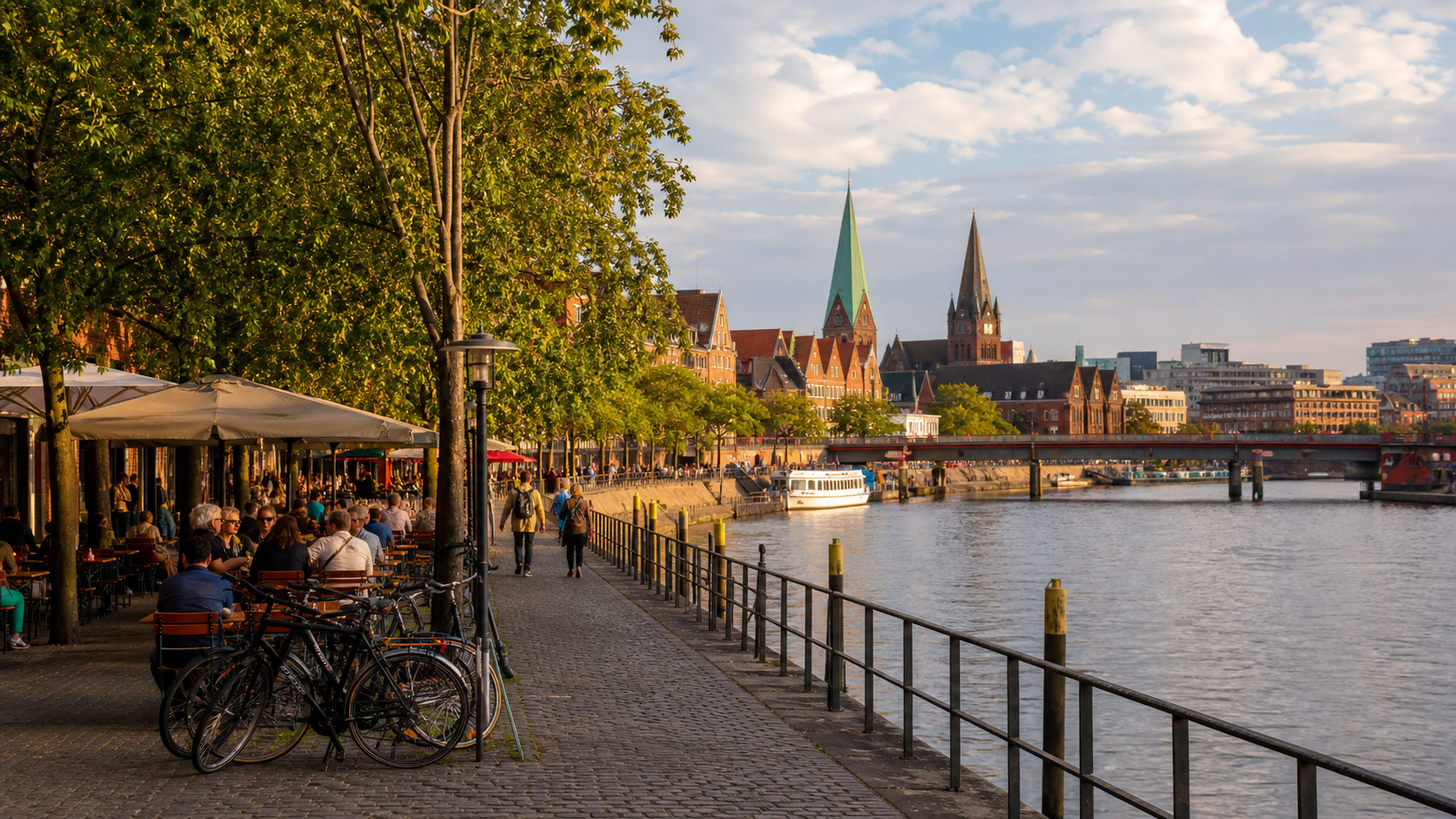 Schlachte an der Weser in Bremen mit Promenade und Fahrrädern