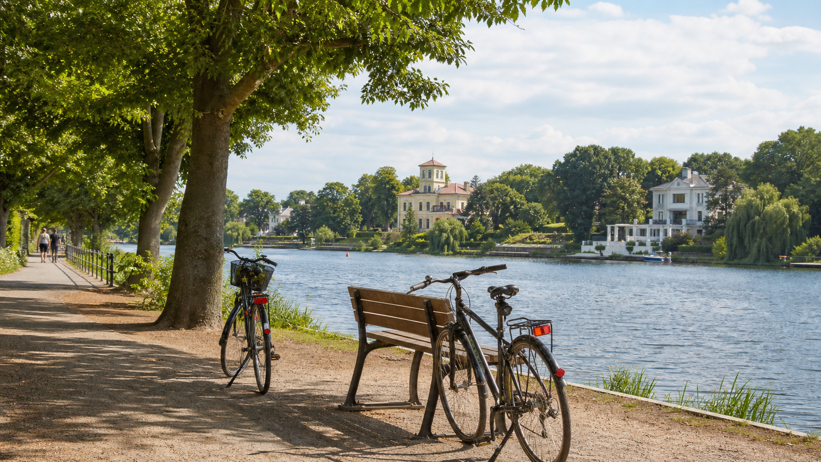 Uferweg mit Fahrrädern an einem Potsdamer See