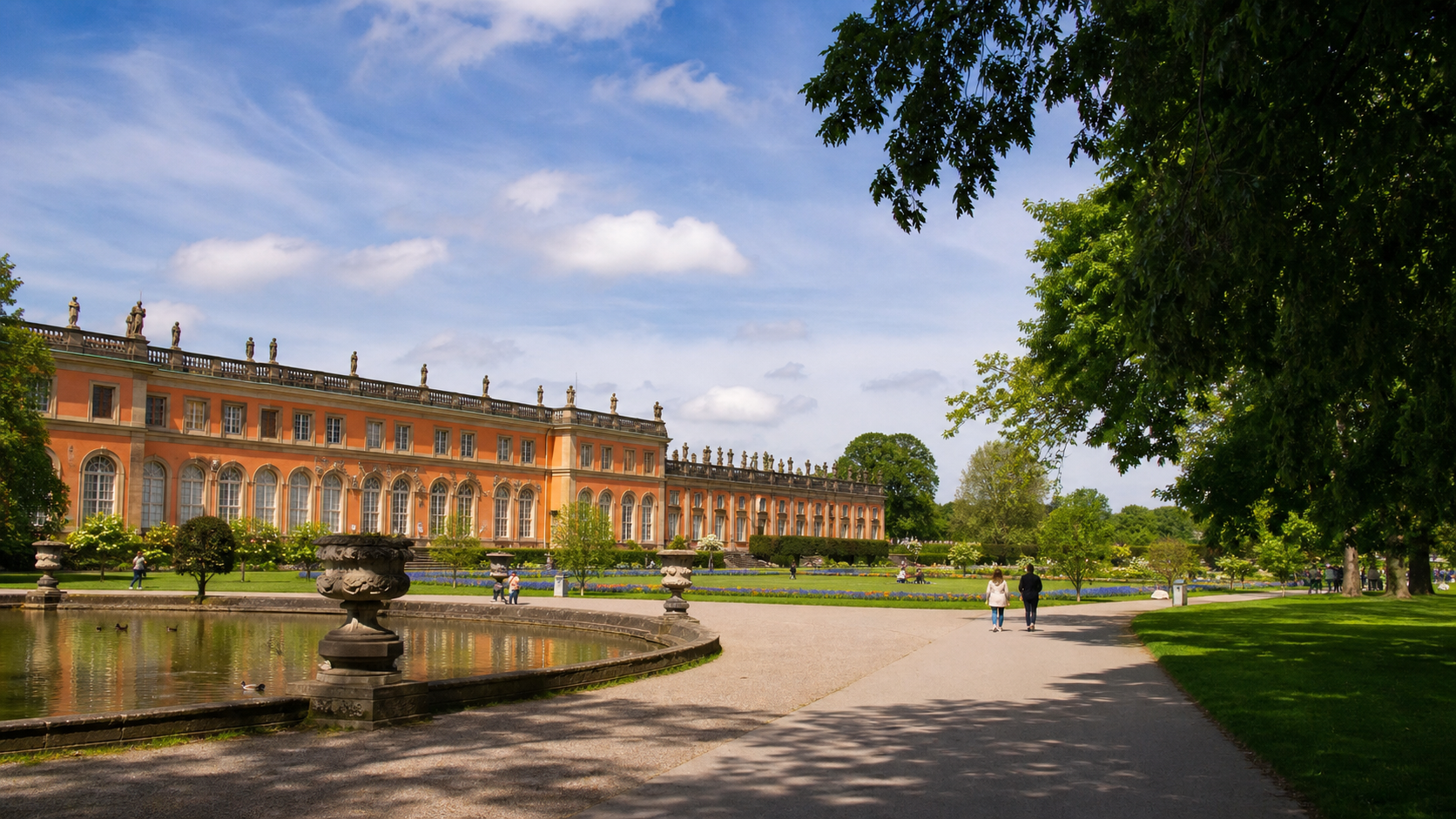 Karlsaue und Orangerie in Kassel an einem hellen Wochenendtag