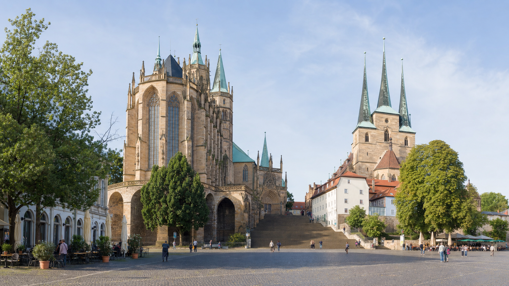 Morgenstimmung am Erfurter Domplatz mit Blick auf Dom und Severikirche