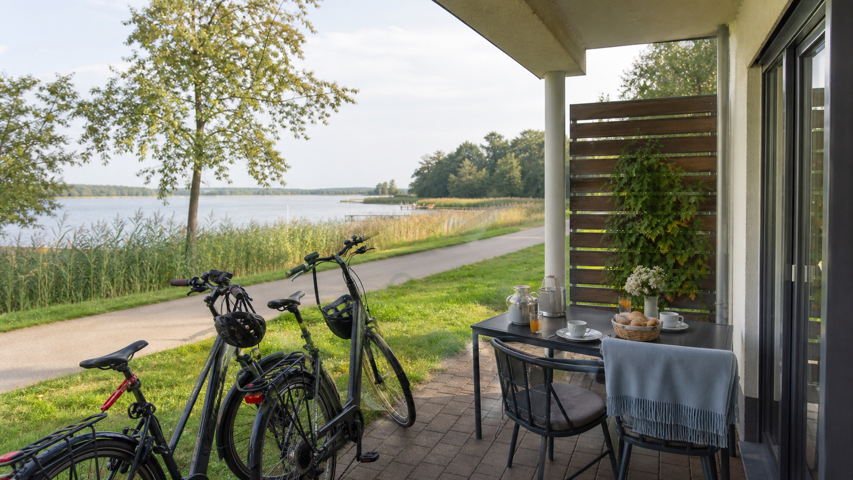 Ferienwohnungsterrasse mit Fahrrädern am See im Lausitzer Seenland