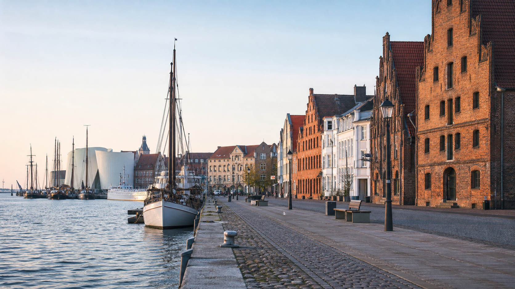 Hafenpromenade in Stralsund mit Backsteinfassaden, Booten und Blick Richtung Wasser