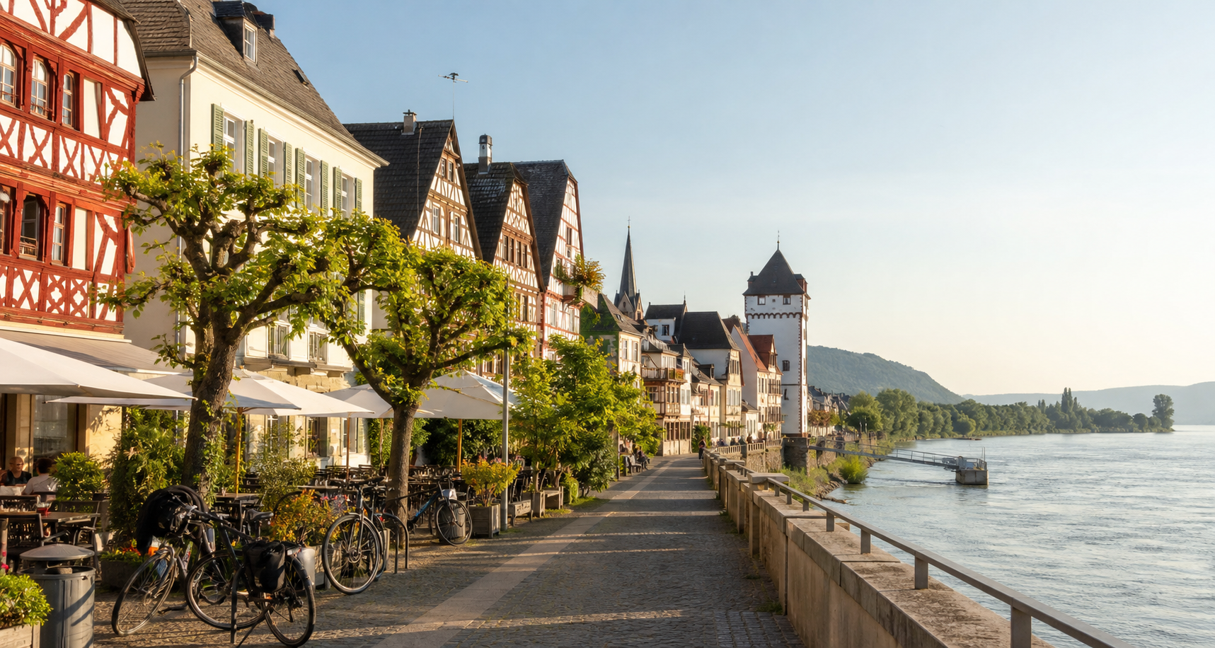 Rheinpromenade im Rheingau mit historischen Häusern und Fahrrädern