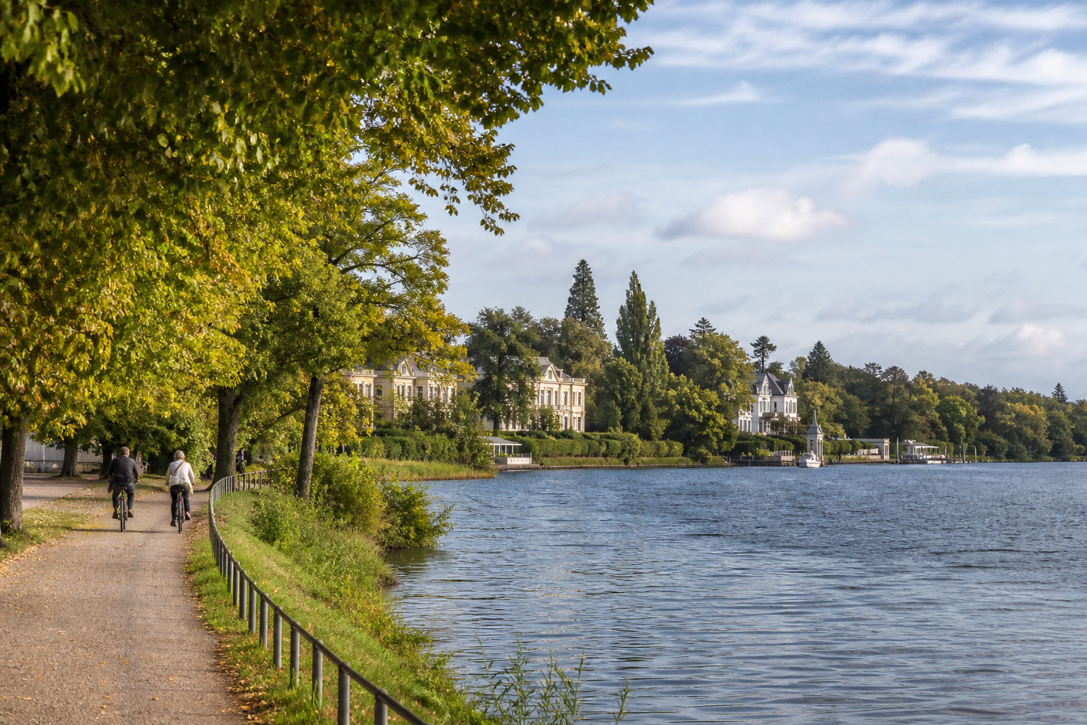 Radweg und Seeufer in Potsdam als ruhiger Programmpunkt für den zweiten Reisetag