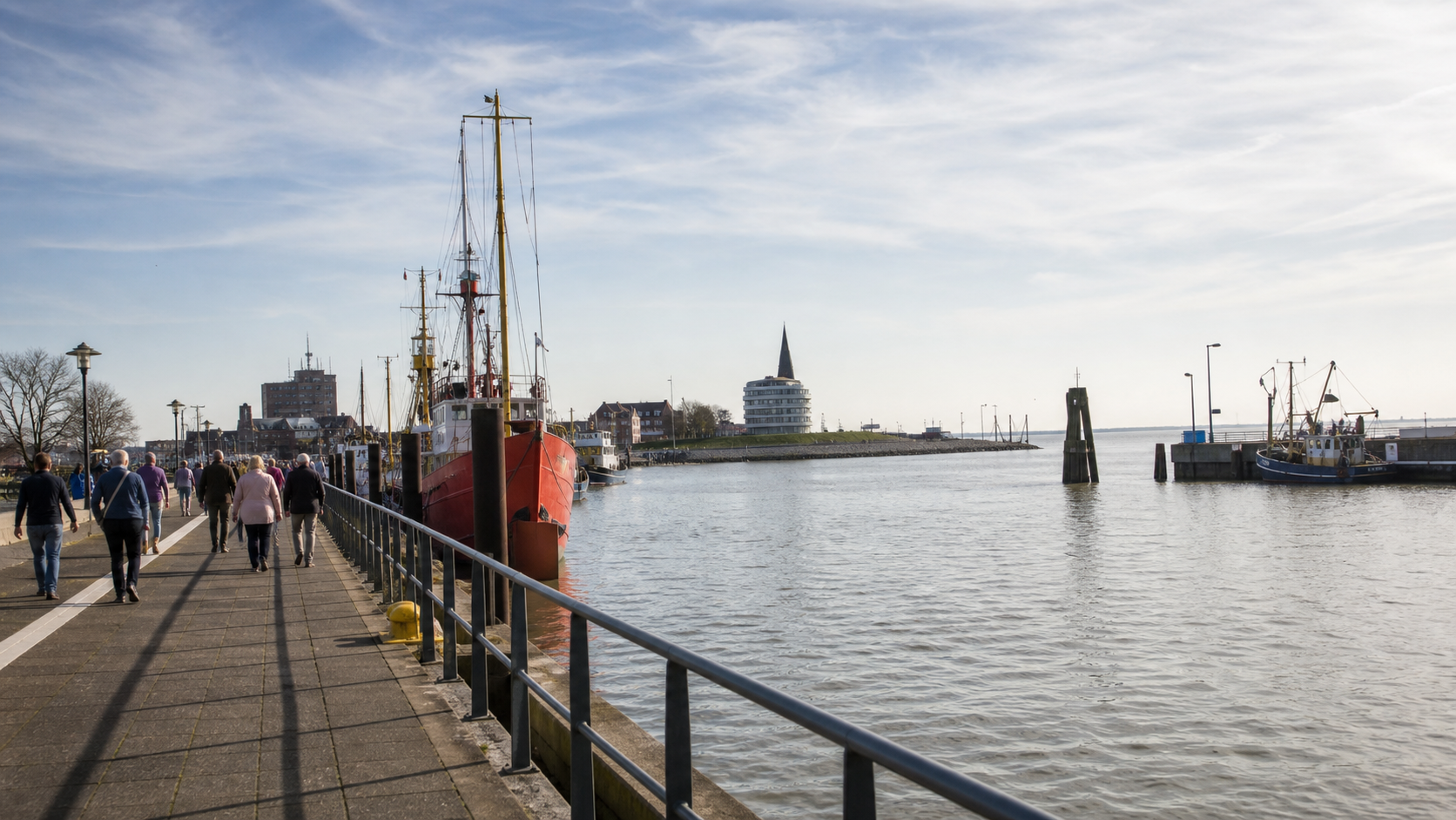 Hafenpromenade in Cuxhaven mit Schiffen und Wasserblick