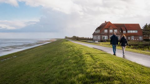Wellness-Kurzurlaub in Ostfriesland: Nordsee, Therme und ruhige Küstenorte planen