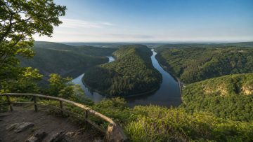 Kurzurlaub an der Saarschleife: Mettlach, Baumwipfelpfad und ruhige Wandertage planen
