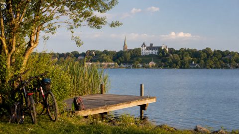 Familienwochenende in der Holsteinischen Schweiz: Plön, Eutin und Seen entspannt planen