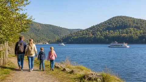 Familienwochenende in der Eifel: Rursee, Wildniswerkstatt und kurze Wege planen