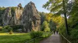 Kurzurlaub im Teutoburger Wald: Externsteine, Hermannsdenkmal und Detmold entspannt planen